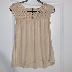 XS cream American Eagle short sleeve tee